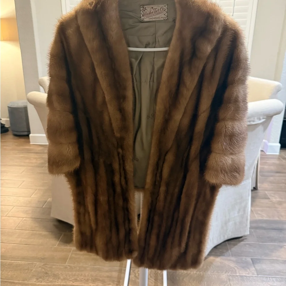 Luxurious Brown Fur Coat - Picture 2 of 9